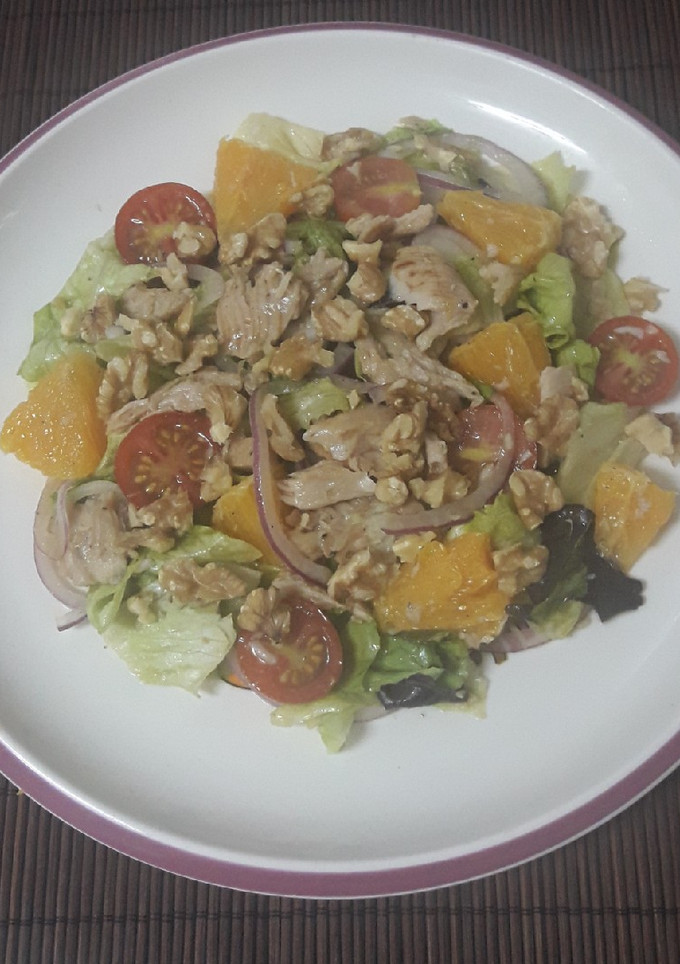 Una foto de Ensalada de pollo con naranja