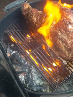 Una foto de Jamón asado al whisky en barbacoa