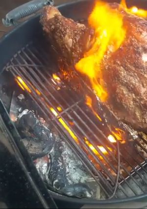 Una foto de Jamón asado al whisky en barbacoa