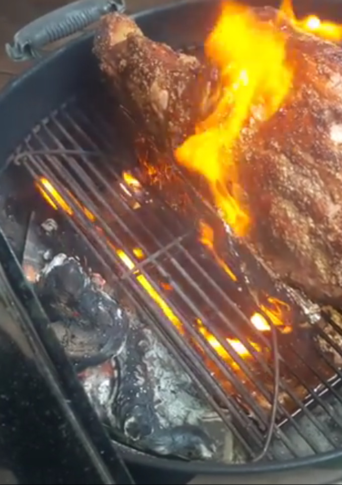 Una foto de Jamón asado al whisky en barbacoa