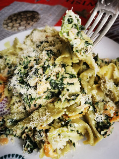 Una foto de Farfalle Con Espinacas y Atún a la Crema