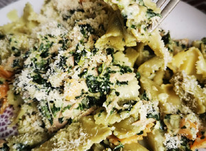 Una foto de Farfalle Con Espinacas y Atún a la Crema