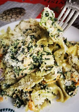 Una foto de Farfalle Con Espinacas y Atún a la Crema