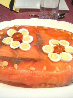 Una foto de Pastel fresco de pan de molde con salmón
