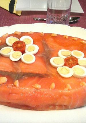 Foto principal de Pastel fresco de pan de molde con salmón