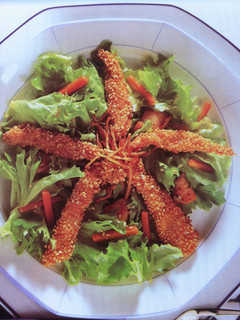 Una foto de Ensalada de pollo con sésamo
