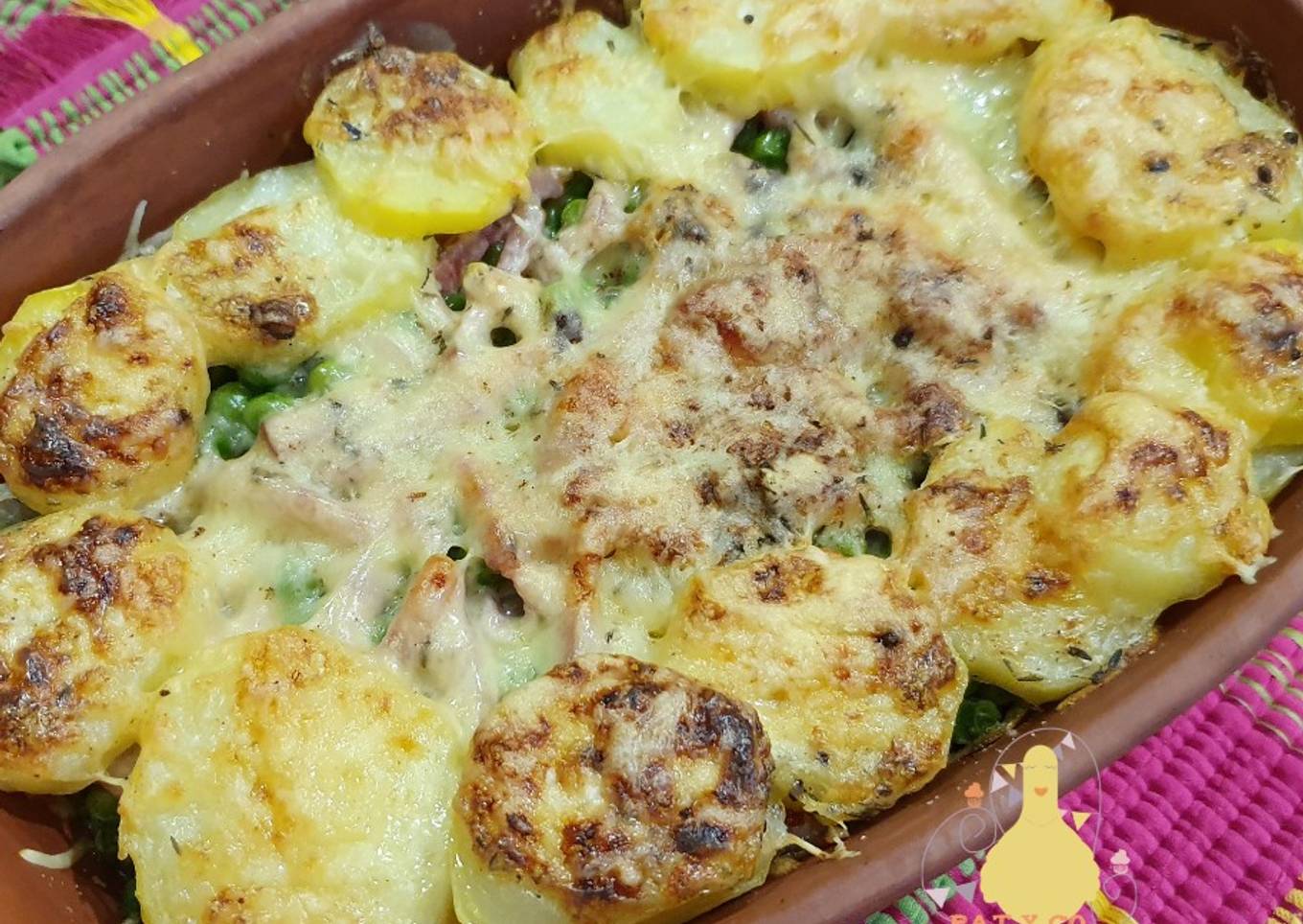 Patatas al horno con bacon y guisantes