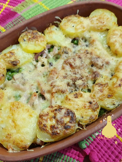 Una foto de Patatas al horno con bacon y guisantes