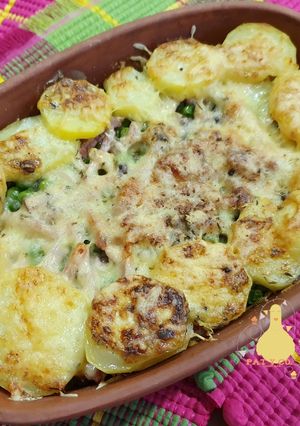 Una foto de Patatas al horno con bacon y guisantes