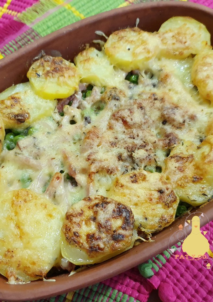 Una foto de Patatas al horno con bacon y guisantes