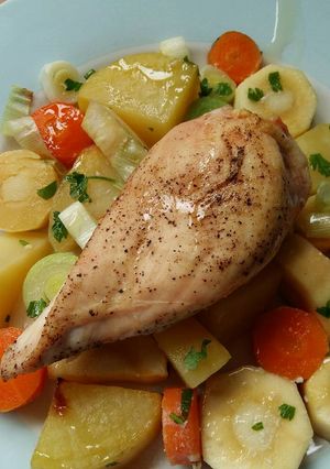 A picture of Vickys Honeyed Chicken & Root Vegetables (1 Tray) GF DF EF SF NF.