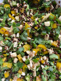 Una foto de Ensalada de lentejas negras (opción vegetariana y vegana (opcional))