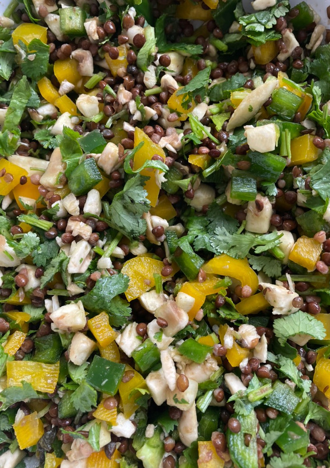 Una foto de Ensalada de lentejas negras (opción vegetariana y vegana (opcional))