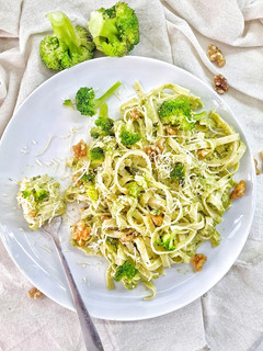 Una foto de Tallarines al pesto de brócoli y nueces