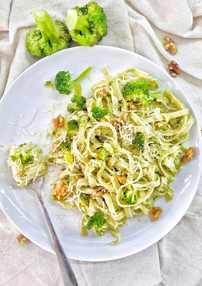Una foto de Tallarines al pesto de brócoli y nueces
