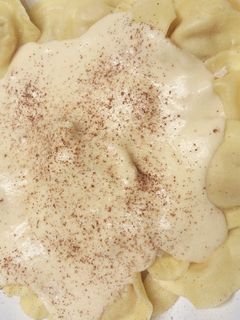 Una foto de Raviolis de pollo asado con nata