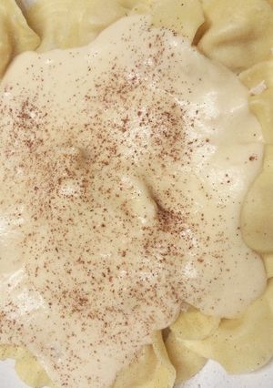 Una foto de Raviolis de pollo asado con nata