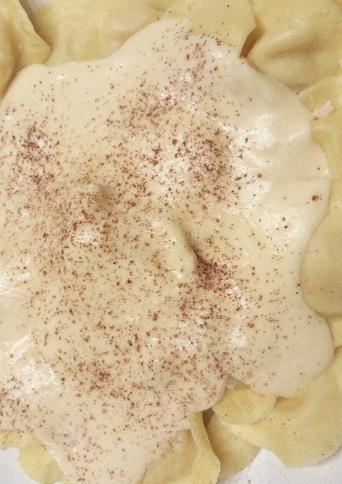 Una foto de Raviolis de pollo asado con nata