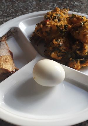 A picture of Yam porriage with vegetable,fried fish and boiled egg.