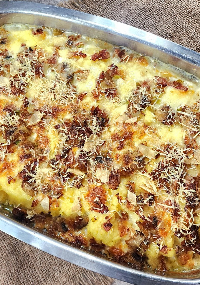 Una foto de 🥓🧀🍄‍🟫 Polenta con panceta, champiñones y verdeo a la crema gratinada 🍄‍🟫🧀🥓