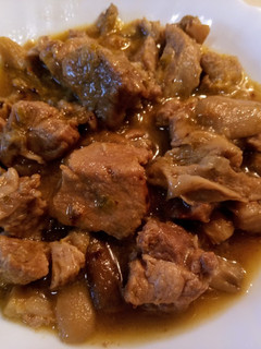 Una foto de Carne de cerdo en salsa con setas