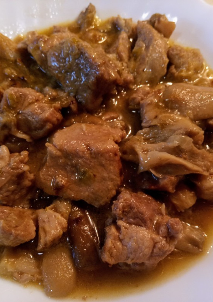Una foto de Carne de cerdo en salsa con setas