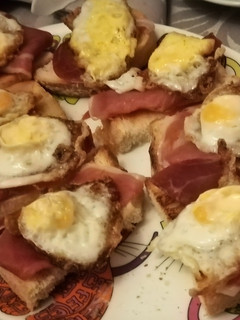 Una foto de Canapé de jamón y huevo de codorniz