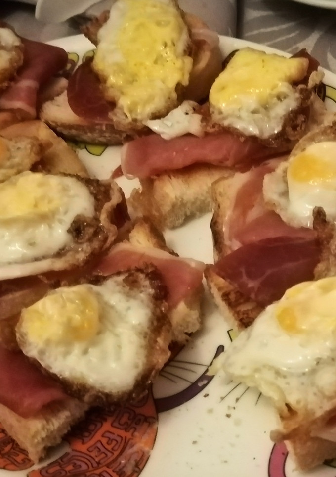 Una foto de Canapé de jamón y huevo de codorniz