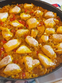 Una foto de Paella de pollo