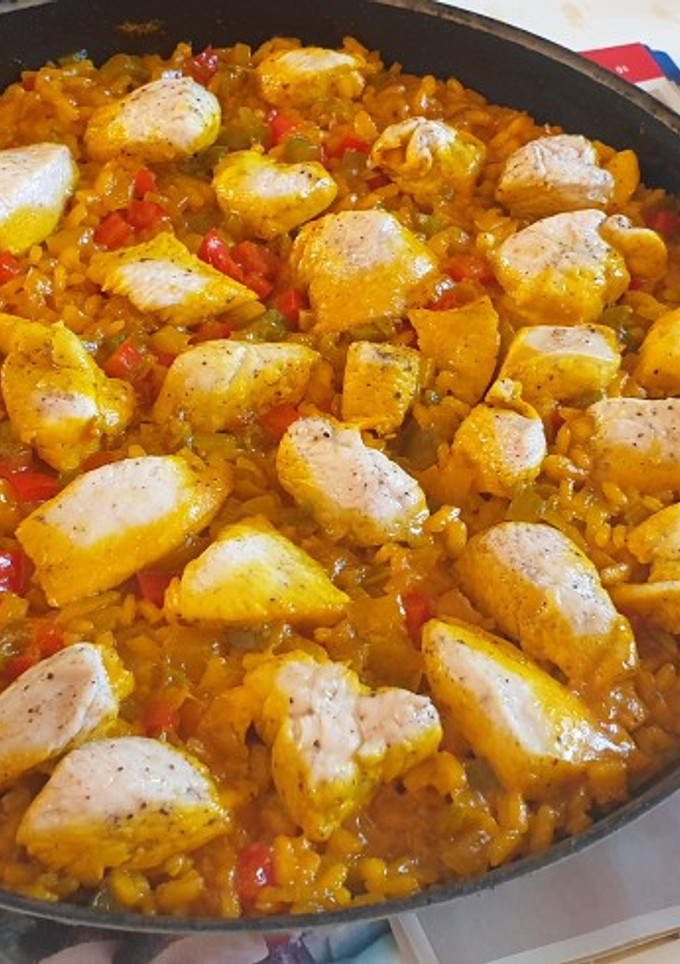 Una foto de Paella de pollo