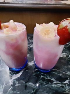 صورة لوصفة فخفخينه عصير كوكتيل 🍓🍓🍌🍌