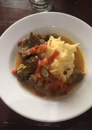 Una foto de Bifes con puré