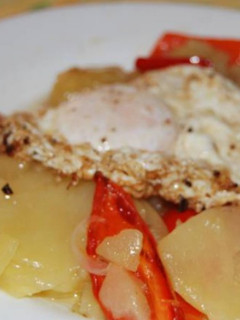 Una foto de Patatas al pelotón con huevos