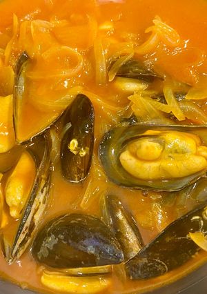 Una foto de Mejillones en salsa de tomate picante