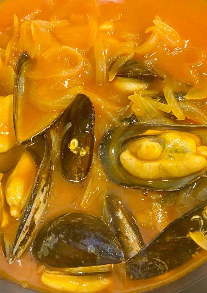 Una foto de Mejillones en salsa de tomate picante