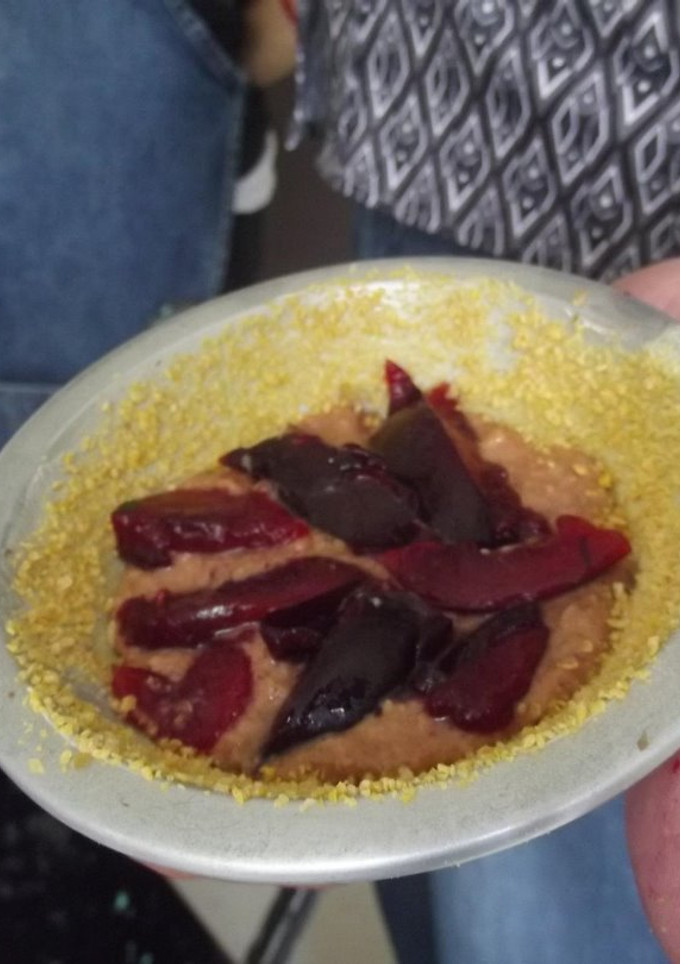 Una foto de Tartaleta mexicana San Valentín de ciruelas, paté y costras de cacahuate las correa con tequila