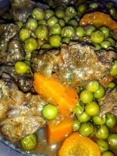 Una foto de Ternera en salsa con guisantes y zanahoria