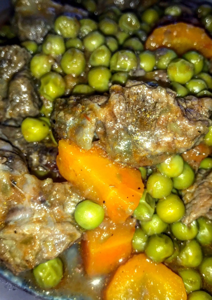 Una foto de Ternera en salsa con guisantes y zanahoria
