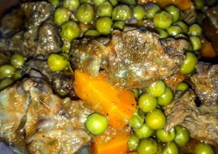 Ternera en salsa con guisantes y zanahoria