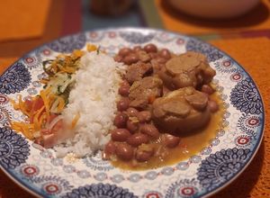 Una foto de FRIJOLES CON PEZUÑA DE CERDO #frijoles #frijolesconpezuña