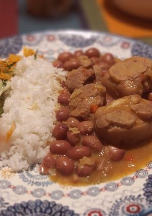 Una foto de FRIJOLES CON PEZUÑA DE CERDO #frijoles #frijolesconpezuña