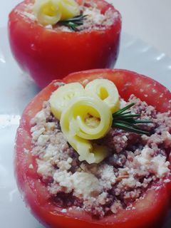 Una foto de Tomates rellenos de Ricota, atún y nuez 🍅