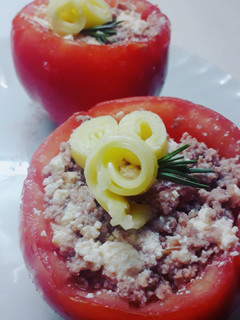 Una foto de Tomates rellenos de Ricota, atún y nuez 🍅