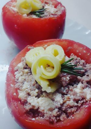 Una foto de Tomates rellenos de Ricota, atún y nuez 🍅