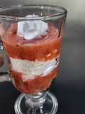 Copa helada con salsa de frutillas