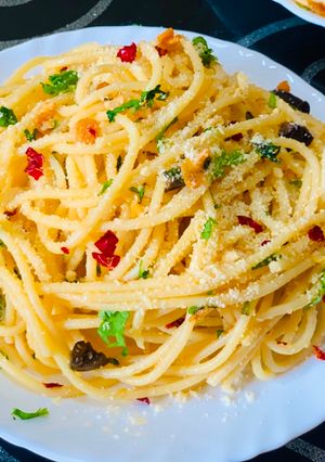 पास्ता अगलीओ ए ओलियो (Pasta Aglio e Olio recipe in marathi) रेसिपी चे मुख्य फोटो 
