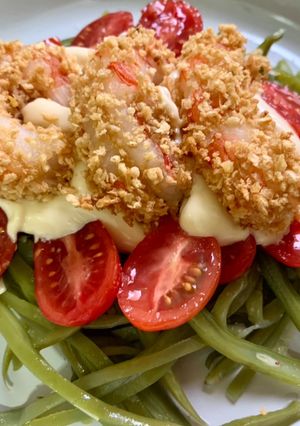 Una foto de Ensalada de judías verdes y gambones crujientes con mahonesa de marisco