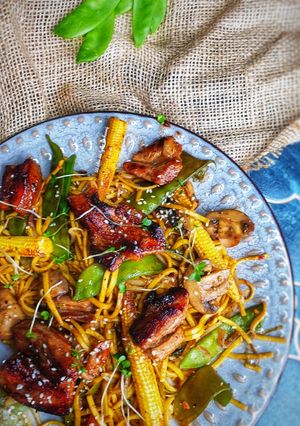 Zdjęcie przepisu Belly pork w glazurze miodowej i ekspresowy makaron w wersji orientalnej.