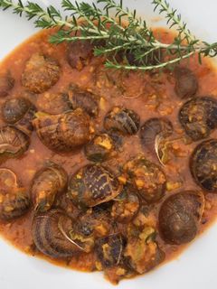 Una foto de Caracoles con salsa moruna