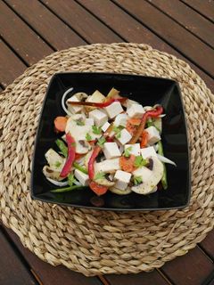 Una foto de Tofu marinado con verduras